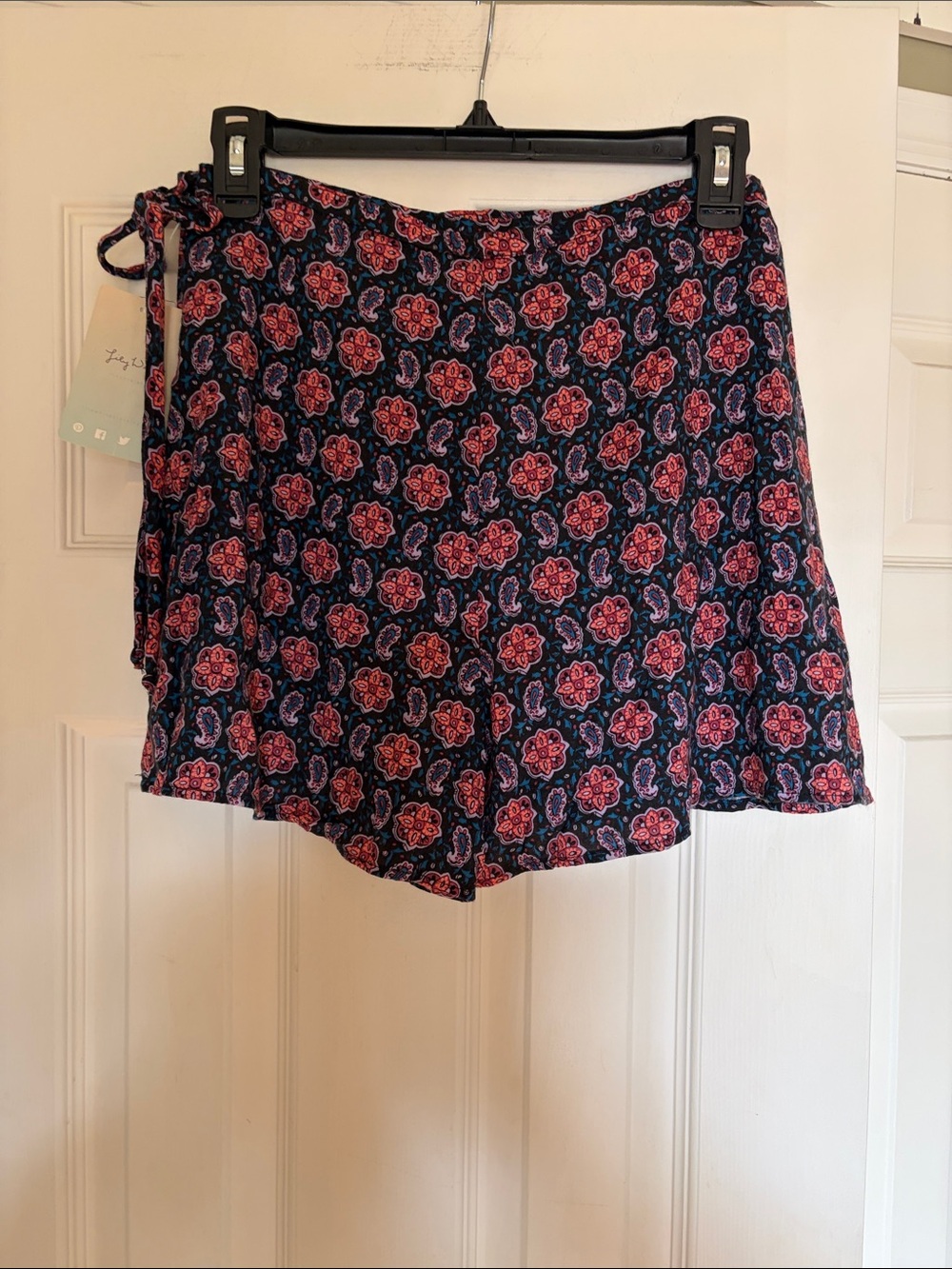 Lily White Navy Skort with Pink Floral Medallion Print Size M NWT - Picture 2 of 6